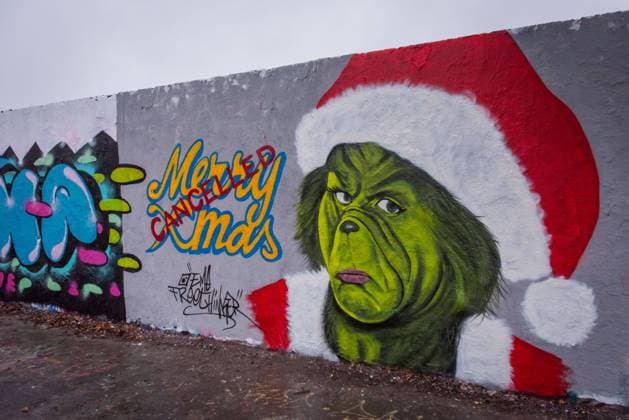 Berlin, Weihnachtsgraffiti von Eme Freethinker Deutschland, Berlin - 24.12.2020: Grinch und Merry Cmas cancelled vom Streetart Künstler Eme Freethinker an der Graffitimauer im Mauerpark. Berlin Mauerpark Berlin Deutschland *** Berlin, Christmas graffiti by Eme Freethinker Germany, Berlin 24 12 2020 Grinch and Merry Cmas cancelled by streetart artist Eme Freethinker on the graffiti wall in Mauerpark Berlin Mauerpark Berlin Germany