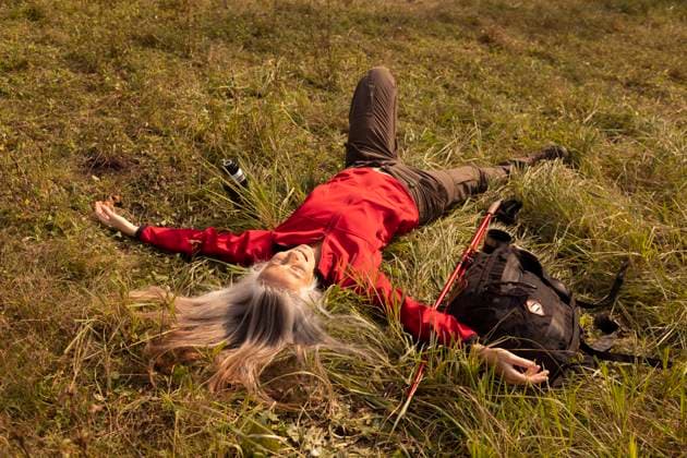 IMAGO Creative: Kulturelle Folgen der Pandemie: Gesundheitsbewußtsein und Alleinsein Carefree woman resting while lying on mountain at Alpine Foothills, Germany model released Symbolfoto FCF01917