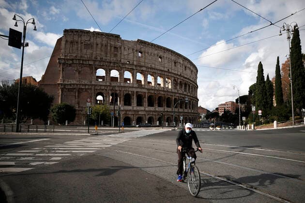 Bilder des Jahres 2020, News 12 Dezember News Bilder des Tages Rome, 24 December 2020. Empty streets and squares during the first day of lockdown in an attempt to stem the spread of the Coronavirus (Covid-19) pandemic. In the photo the Colosseum  Copyright: xVincenzoxLivierix xIPAx xVincenzoxLivierix