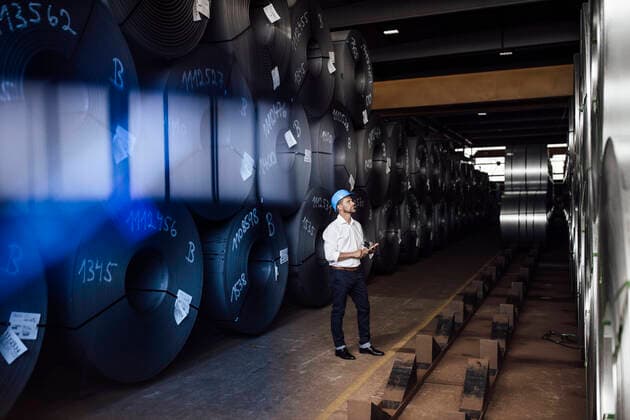 IMAGO Creative: Neue Aussichten IMAGO Creative: Kreative Renaissance -- der junge Entrepreneur Male entrepreneur holding digital tablet standing at manufacturing factory model released Symbolfoto property released GUSF04708