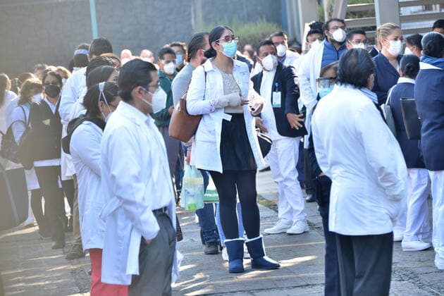 Health Workers Wait to be Vaccinated Against Covid-19 MEXICO CITY, MEXICO - DECEMBER 24: Health workers line wait their turn to get vaccinated to be immune against SARS Cov-2 that causes Covid-19 disease at Hospital General on December 24, 2020 in Mexico City, Mexico Copyright: xCarlosxTischlerx EYEPIXGROUP_CT_24122020_3092