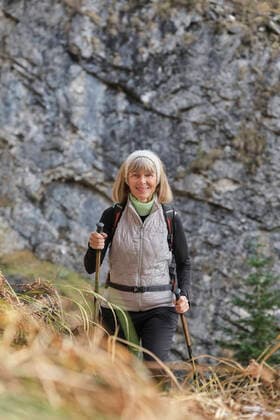IMAGO Creative: Internationaler Frauenmonat, Gesundheit, Frauen in der Menopause Portrait of senior hiker posing with hiking poles model released Symbolfoto MRF02393