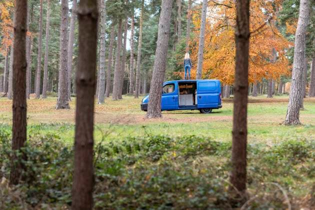 IMAGO Creative: Herbst, Touren mit dem Camper Mid adult woman standing on rooftop of camper van at Cannock Chase model released Symbolfoto  WPEF03771
