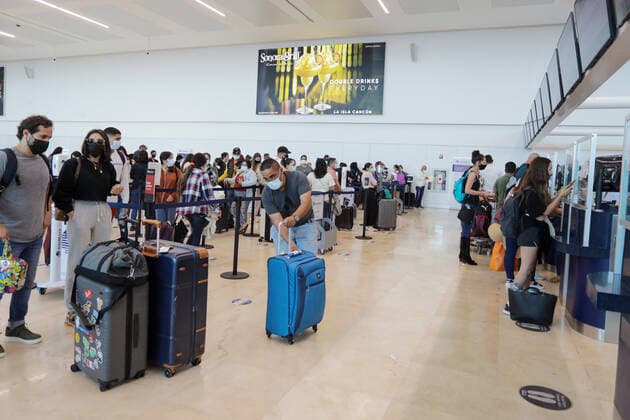 Travelers Arrive At Cancun International Airport During Christmas Holidays CANCUN, MEXICO - DECEMBER 24: A Traveler seen arrives to Cancun International Airport. Many folks are still traveling despite Coronavirus warnings from health experts, as attempt to people follow the rules to avoid travel and stay at home during Christmas holiday to curb the further spread of the COVID-19 virus. The country continues increasing COVID-19 cases and deaths. Despite the knowledge of a new Coronavirus strain from London, Mexico allows arrivals from that country during the Holidays. On December 24, 2020 in Cancun, Mexico Copyright: xAlbertoxValdezx EYEPIXGROUP_RF_24122020_3107