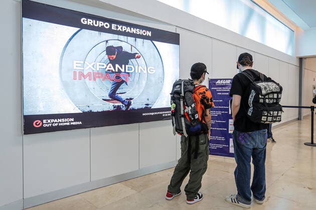 Travelers Arrive At Cancun International Airport During Christmas Holidays CANCUN, MEXICO - DECEMBER 24: A Traveler seen arrives to Cancun International Airport. Many folks are still traveling despite Coronavirus warnings from health experts, as attempt to people follow the rules to avoid travel and stay at home during Christmas holiday to curb the further spread of the COVID-19 virus. The country continues increasing COVID-19 cases and deaths. Despite the knowledge of a new Coronavirus strain from London, Mexico allows arrivals from that country during the Holidays. On December 24, 2020 in Cancun, Mexico Copyright: xAlbertoxValdezx EYEPIXGROUP_RF_24122020_3112