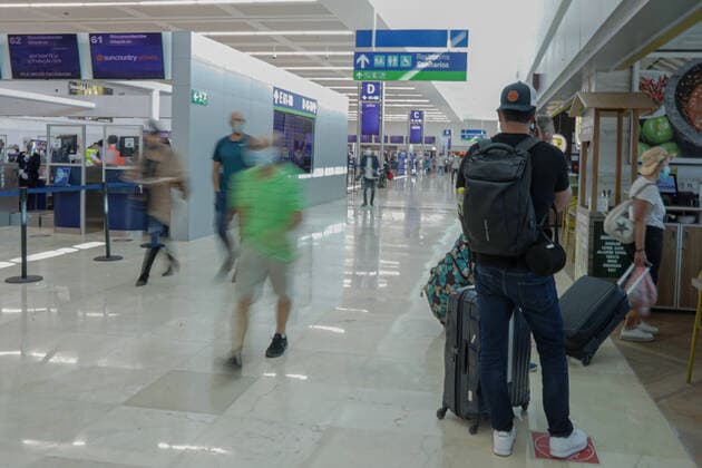 Travelers Arrive At Cancun International Airport During Christmas Holidays CANCUN, MEXICO - DECEMBER 24: A Traveler seen arrives to Cancun International Airport. Many folks are still traveling despite Coronavirus warnings from health experts, as attempt to people follow the rules to avoid travel and stay at home during Christmas holiday to curb the further spread of the COVID-19 virus. The country continues increasing COVID-19 cases and deaths. Despite the knowledge of a new Coronavirus strain from London, Mexico allows arrivals from that country during the Holidays. On December 24, 2020 in Cancun, Mexico Copyright: xAlbertoxValdezx EYEPIXGROUP_RF_24122020_3113