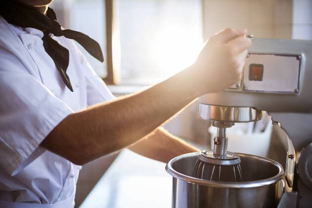IMAGO Creative: Haushaltsgeräte - Küchenmaschine Mid section of chef blending the batter in mixing blender Mid section of chef in commercial kitchen blending the batter in mixing blender, model released30s, Mid Adult, Man, Male, Caucasian, Chef, Chefs Whites, Head Chef, Uniform, Profession, Professional, Occupation, Job, Worker, Standing, Mixing, Blending, Bake, Baking, Batter, Mixer, Service, Expertise, Hospitality, Preparation, Mid Section, Indoors, Looking At Camera 