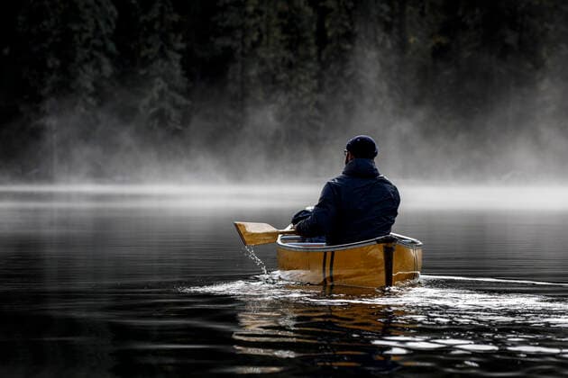 IMAGO Creative: Gesundheit, Stille Bearded man solo paddling on a calm misty lake in a yellow canoe Canada, British Columbia, Pemberton CR_PSFZ201224C-597493-01 ,model released, Symbolfoto