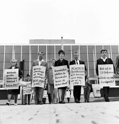 Bezirksparteitag der SPD mit Protesten gegen Notstandsgesetze 1965 DEU, Deutschland, Duisburg: Der Bezirksparteitag der SPD , hier am 23.5.1965 in Duisburg mit dem Gast Willy Brandt, wurde begleitet von Protesten gegen die Notstandgesetze. DEU, Germany, Duisburg: The district party conference of the SPD , here on May 23, 1965 in Duisburg with guest Willy Brandt, was accompanied by protests against the emergency laws. NRW *** District party conference of the SPD with protests against the emergency laws 1965 DEU, Germany, Duisburg The district party conference of the SPD , here on May 23, 1965 in Duisburg with guest Willy Brandt, was accompanied by protests against the emergency laws NRW