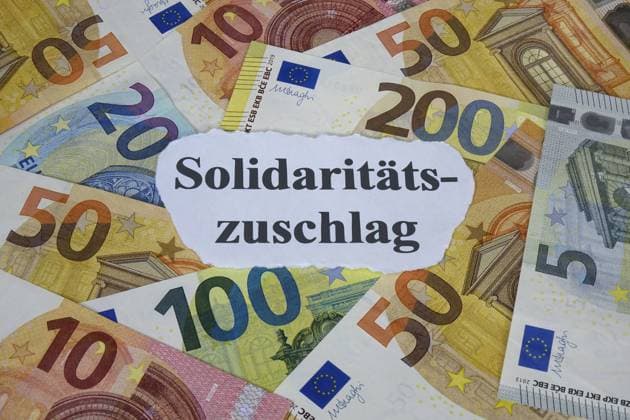 Geldscheine und Solidaritätszuschlag Geldscheine und Solidaritätszuschlag, 21.12.2020, Borkwalde, Brandenburg, Auf Geldscheinen liegt ein Schriftzug mit Solidaritätszuschlag. *** banknotes and solidarity surcharge banknotes and solidarity surcharge, 21 12 2020, Borkwalde, Brandenburg, On banknotes lies a writing with solidarity surcharge