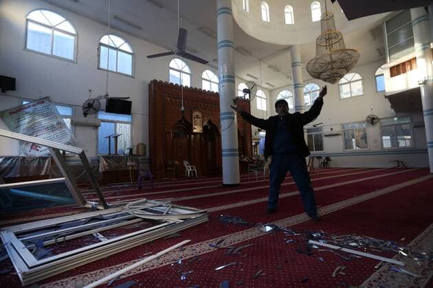 News Themen der Woche KW52 Bilder des Jahres 2020, News 12 Dezember News Bilder des Tages December 26, 2020, Gaza City, Gaza Strip, Palestinian Territory: A Palestinian man inspects the damage a mosque following Israeli airstrikes, in Gaza City, on December 26, 2020. Israel targeted a number of sites in Gaza after Palestinian militants fired rockets into the south of the country, the army said today Gaza City Palestinian Territory - ZUMAap3_ 20201226_zaf_ap3_067 Copyright: xAshrafxAmrax