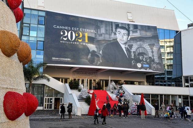 Tribute to Sean Connery on Cannes Festival Palace, South of France, during Christmas holidays. A l approche de la nouvelle annee, le Palais des Festivals de Cannes rend hommage a l acteur Sean Connery. Beau comme un diamant, classe comme un James Bond, Sean Connery trone majestueusement sur le frontispice du Palais des festivals depuis mercredi soir. Une photo de la collection Traverso, lorsque l Ecossais consacre par Goldfinger etait venu sur la Croisette pour presenter La colline des hommes perdus en 1965. 263383 2020-12-24  Copyright: xL.Urmanx xStarfacex STAR_263383_011