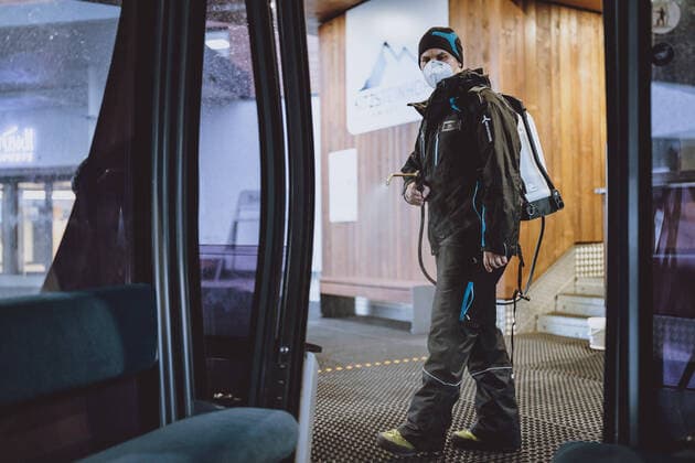 Kaprun 24.12.2020, Kitzsteinhorn, Kaprun, AUT, Start der Skisaison während der Coronavirus Pandemie, im Bild ein Mitarbeiter der Kapruner Gletscherbahnen desinfiziert eine Gondel An employee of the Kaprun glacier lifts disinfects a gondola at the Kitzsteinhorn Glacier Ski Resort in Kaprun, Austria on 2020 12 24.