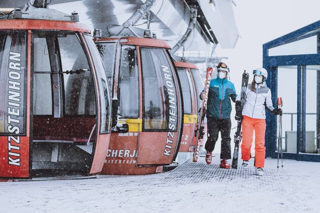 Kaprun 24.12.2020, Kitzsteinhorn, Kaprun, AUT, Start der Skisaison während der Coronavirus Pandemie, im Bild Skifahrer mit FFP 2 Maske beim verlassen der Liftanlage Skier with FFP 2 mask leaving the lift station at the Kitzsteinhorn Glacier Ski Resort in Kaprun, Austria on 2020 12 24.