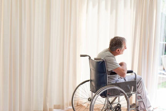 IMAGO Creative: NGO, Rehabilitation und Gesundheitswesen Man in his wheelchair looking out the window Man in his wheelchair looking out the window, model releasedadult, amputation, armchair, attractive, beautiful, care, chair, disabled, elderly, grandfather, handicap, happy, health, healthcare, help, human, husband, insurance, isolated, love, male, man, medical, medicare, nurture, old, people, person, relationship, retired, retirement, seat, seniors, sick, smile, vehicle, wheel, wheelchair, 