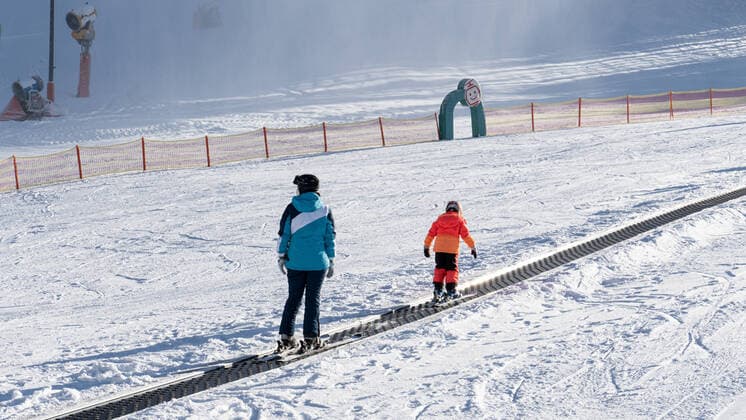26.12.2020 Bereich Talstation Patscherkofelbahn, Heiligwasserwiese, Patscherkofel, Innsbruck, Tirol, Austria Skigebiet in Österreich Skifahrer im Kinderland, Förderband Stefanitag, 1. Skitag im harten Lockdown Skifahren mit Covid-19 Maßnahmen, Corona, Coronavirus