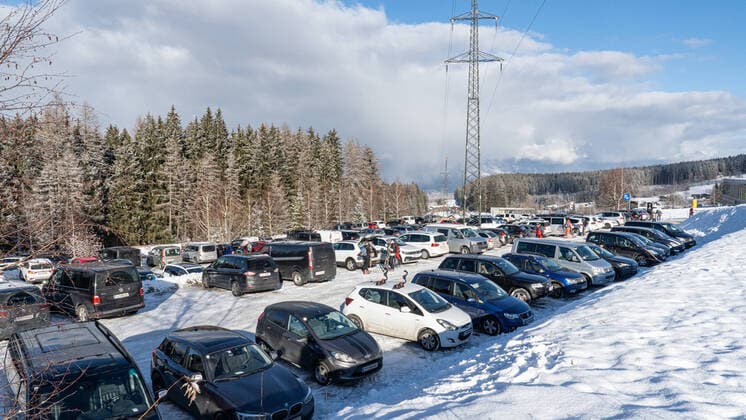 26.12.2020 Patscherkofelbahn Parkplatz, Patscherkofel, Innsbruck, Tirol, Austria Skigebiet in Österreich Stefanitag, 1. Skitag im harten Lockdown Skifahren mit Covid-19 Maßnahmen, Corona, Coronavirus