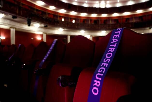 Safety measures ahead of a Spanish music band Los Secretos at Nuevo Alcala theater in Madrid, Spain, 26 December 2020. Los Secretos in concert in Madrid !ACHTUNG: NUR REDAKTIONELLE NUTZUNG!  Copyright: xMariscalx GRAF1877 20201226-637446109725475471