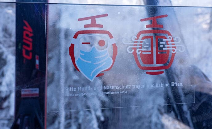 26.12.2020 Patscherkofelbahn, Patscherkofel, Tirol, Austria Skigebiet in Österreich Stefanitag, 1. Skitag im harten Lockdown Covid-19 Maßnahmen, Corona, Coronavirus Hinweis in der Gondel: Bitte Mund- und Nasenschutz tragen und Kabine lüften