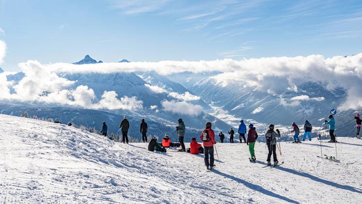 26.12.2020 Bergstation Patscherkofelbahn, Patscherkofel, Tirol, Austria Blick in das Stubaital Skigebiet in Österreich Skifahrer Stefanitag, 1. Skitag im harten Lockdown Skifahren mit Covid-19 Maßnahmen, Corona, Coronavirus