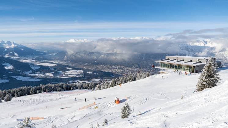 26.12.2020 Restaurant: Das Kofel, Bergstation Patscherkofelbahn, Patscherkofel, Tirol, Austria Blick nach Innsbruck Skigebiet in Österreich Skipiste Skifahrer Stefanitag, 1. Skitag im harten Lockdown Skifahren mit Covid-19 Maßnahmen, Corona, Coronavirus