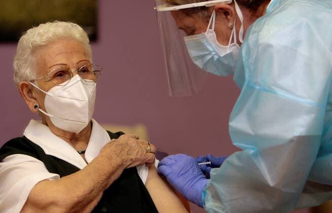 News Bilder des Tages Bilder des Jahres 2020, News 12 Dezember Araceli (L), a 96-year old resident of a nursing home, receives the Pzifer COVID-19 vaccine at Los Olmos nursing home in Guadalajara, Spain, 27 December 2020. Araceli is the first person vaccinated against COVID-19 virus disease in Spain. A 96-year old woman is the first woman vaccinated in Spain !ACHTUNG: NUR REDAKTIONELLE NUTZUNG!  Copyright: xPepexZamorax GRAF1913 20201227-637446602398277686