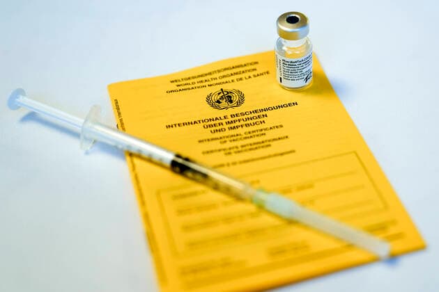 Impfstart in Koeln erste Bewohner von Pflegeheimen werden geimpft Symbolbild, Symbolfoto Impfpass mit einer Ampulle von Biontech Pfizer Impfstoff und Spritze wahrend der ersten Impfung in Pflegeheimen Koeln Nordrhein-Westfalen Deutschland