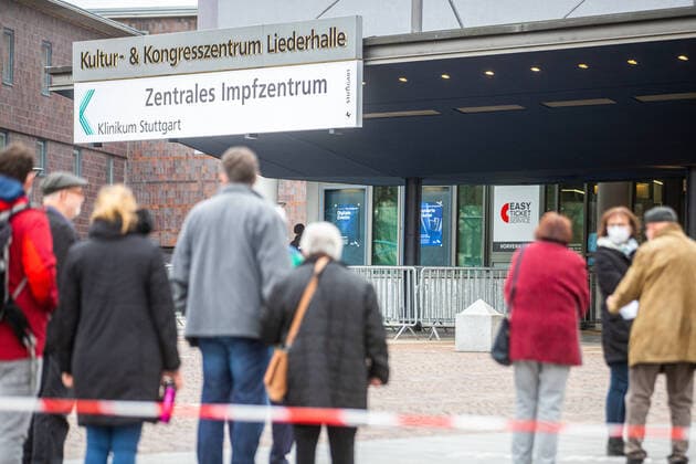 Großer Andrang zum Impfstart: Menschenschlangen vor dem Impfzentrum in der Liederhalle Stuttgart Stuttgart *** Large crowds at the start of vaccinations Queues of people in front of the vaccination centre in the Liederhalle Stuttgart Stuttgart Copyright: xSimonxAdomatx