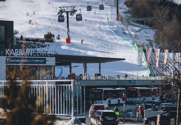 Kaprun THEMENBILD - mit der MK Maiskogelseilbahn können Skifahrer direkt vom Tal aus auf den Maiskogel und weiter auf das Kitzsteinhorn fahren. Während des 3. Lockdown nutzen einige Skifahrer die Möglichkeit bei schönstem Winterwetter, die gut präparierten Skipisten zu befahren, aufgenommen am 27. Dezember 2020 in Kaprun, Oesterreich with the MK Maiskogel cable car, skiers can ski directly from the valley to the Maiskogel and on to the Kitzsteinhorn. During the 3rd Lockdown, some skiers took the opportunity to ski the well-prepared slopes in beautiful winter weather, in Kaprun, Austria on 2020 12 27.
