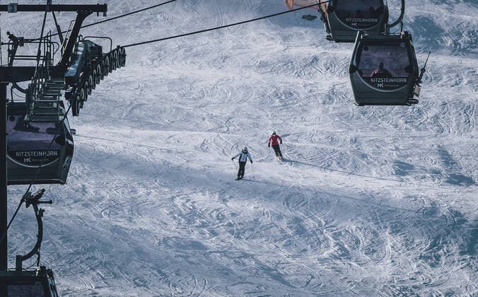 News Themen der Woche KW52 News Bilder des Tages Kaprun THEMENBILD - Skifahrer fahren auf der Skipiste unter der MK Maiskogelseilbahn, aufgenommen am 27. Dezember 2020 in Kaprun, Oesterreich Skiers ski on the slope under the MK Maiskogel cable car, in Kaprun, Austria on 2020 12 27.