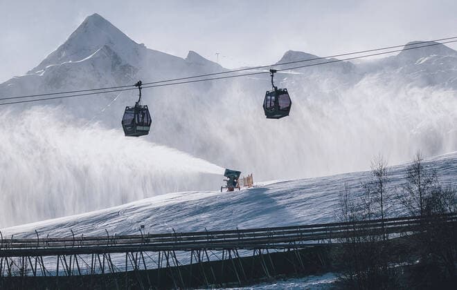 Kaprun THEMENBILD - Gondeln der MK Maiskogelbahn und eine Schneekanone in Betrieb. Im Hintergrund das Kitzsteinhorn, aufgenommen am 27. Dezember 2020 in Kaprun, Oesterreich Gondolas of the MK Maiskogelbahn and a snow cannon in operation. The Kitzsteinhorn in the background, in Kaprun, Austria on 2020 12 27.