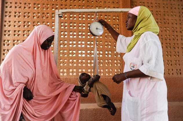 NIGER nutrition program for children NIGER Zinder, nutrition project of catholic church and WFP for small children *** NIGER Zinder, Projekte der katholischen Kirche und des WFP, Ernaehrungsprogramm fuer unterernaehrte Kinder im Stadtviertel KARA-KARA, Folgen von Ressourcenknappheit, Dürre und Bevölkerungswachstum Zinder Niger