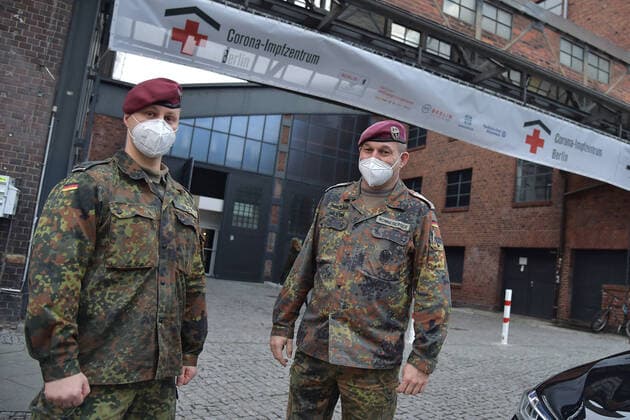 Corona-Impfzentrums Arena Berlin Die Herren, Bley und Ronneberger Soldatenkollegen zur Unterstüzung im Impfzentrum Inbetriebnahme des Corona-Impfzentrums Arena Berlin in Berlin am 27.12.2020
