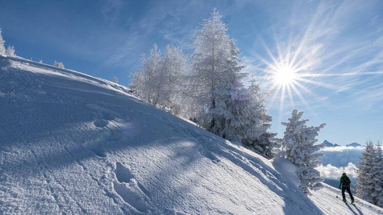 26.12.2020 Gipfelweg Patscherkofel, Tirol, Austria Winter, Winterlandschaft, Schnee verschneite Bäume im Gebirge Berg Alpen Hochgebirgswald, Wald Bergweg Wanderweg Aufstieg Tourengeher am Winterwanderweg Weg Skitour Skitourengeher Pistentourengeher Pistentouren