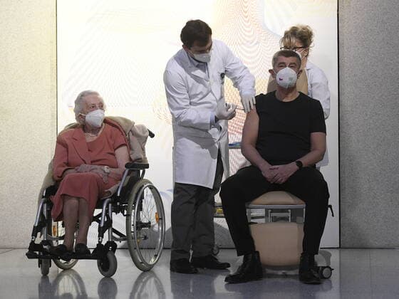 News Bilder des Tages World War II veteran Emilie Repikova, left, watches as Czech Prime Minister Andrej Babis receives vaccine against COVID-19 at the Central Military Hospital in Prague, Czech Republic, December 27, 2020. (CTKxPhoto OndrejxDeml) CTKPhotoP202012270121101  _DML6082
