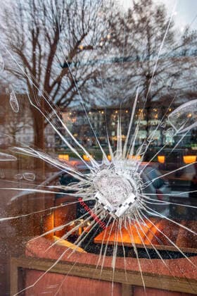 Vandalismus, Hotel Orania Berlin in der Oranienburger Strasse in Berlin-Kreuzberg Hotel Orania Berlin in der Oranienburger Strasse in Berlin-Kreuzberg. Durch Steinwurf von Vandalen zerstoerte Scheibe. Das vom Hotelier Dietrich von Boetticher neu eroeffnete Luxushotel im strukturschwachen Bezirk Kreuzberg fuehrte zu vielen Protesten im Kiez. *** Vandalism, Hotel Orania Berlin in Oranienburger Strasse in Berlin Kreuzberg Hotel Orania Berlin in Oranienburger Strasse in Berlin Kreuzberg Window destroyed by vandals throwing stones The luxury hotel newly opened by hotelier Dietrich von Boetticher in the structurally weak district of Kreuzberg led to many protests in the neighborhood