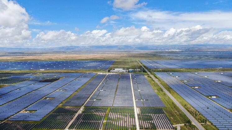 IMAGO Nature: Unsere Erde, Energiequellen, Photovoltaik (201229) -- BEIJING, Dec. 29, 2020 -- Aerial photo taken on Aug. 17, 2020 shows a photovoltaic power station at a green industrial development park in the Tibetan Autonomous Prefecture of Hainan, northwest China s Qinghai Province. TO GO WITH Yearender: 2020 in review, China pursues green growth despite COVID-19 ) (Yearender) CHINA-GREEN GROWTH (CN) ZhangxLong 