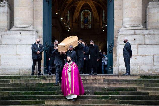 Bilder des Jahres 2020, Entertainment 12 Dezember News Themen der Woche KW53 Entertainment Bilder des Tages Sortie du Cercueil de Claude Brasseur de l Eglise St Roch NEWS : Obseques de Claude Brasseur - Eglise St Rcoh - Paris - 29 12 2020 JBAutissier Panoramic 