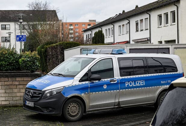 29.12.2020, xpsx, Lokal Hanau antirassistischen Mahnwache mit Kundgebung in Hanau-Kesselstadt v.l. Polizeischutz in der Strasse antirassistischen Mahnwache mit Kundgebung in Hanau-Kesselstadt, in direkter Nähe des Wohnhauses des Vaters des Attentäters vom 19. Februar 2020, Hanau Hessen Deutschland (DEU) Kesselstadt *** 29 12 2020, xpsx, local Hanau anti-racist vigil with rally in Hanau Kesselstadt v l police protection in the street anti-racist vigil with rally in Hanau Kesselstadt, in the immediate vicinity of the home of the father of the assassin of 19 February 2020, Hanau Hesse Germany DEU Kesselstadt