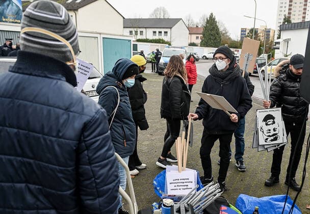 29.12.2020, xpsx, Lokal Hanau antirassistischen Mahnwache mit Kundgebung in Hanau-Kesselstadt v.l. antirassistischen Mahnwache mit Kundgebung in Hanau-Kesselstadt, in direkter Nähe des Wohnhauses des Vaters des Attentäters vom 19. Februar 2020, Hanau Hessen Deutschland (DEU) Kesselstadt *** 29 12 2020, xpsx, local Hanau anti-racist vigil with rally in Hanau Kesselstadt v l anti-racist vigil with rally in Hanau Kesselstadt, in the immediate vicinity of the home of the father of the assassin of 19 February 2020, Hanau Hesse Germany DEU Kesselstadt