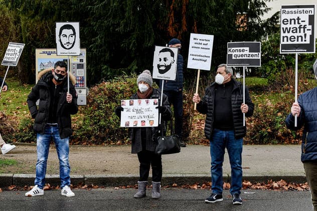 29.12.2020, xpsx, Lokal Hanau antirassistischen Mahnwache mit Kundgebung in Hanau-Kesselstadt v.l. antirassistischen Mahnwache mit Kundgebung in Hanau-Kesselstadt, in direkter Nähe des Wohnhauses des Vaters des Attentäters vom 19. Februar 2020, Hanau Hessen Deutschland (DEU) Kesselstadt *** 29 12 2020, xpsx, local Hanau anti-racist vigil with rally in Hanau Kesselstadt v l anti-racist vigil with rally in Hanau Kesselstadt, in the immediate vicinity of the home of the father of the assassin of 19 February 2020, Hanau Hesse Germany DEU Kesselstadt