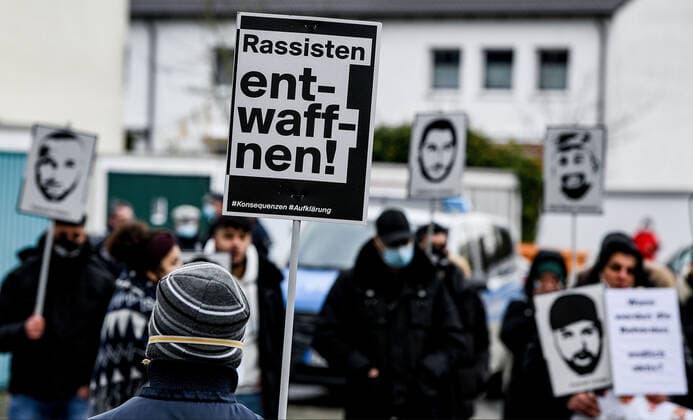 29.12.2020, xpsx, Lokal Hanau antirassistischen Mahnwache mit Kundgebung in Hanau-Kesselstadt v.l. antirassistischen Mahnwache mit Kundgebung in Hanau-Kesselstadt, in direkter Nähe des Wohnhauses des Vaters des Attentäters vom 19. Februar 2020, Hanau Hessen Deutschland (DEU) Kesselstadt *** 29 12 2020, xpsx, local Hanau anti-racist vigil with rally in Hanau Kesselstadt v l anti-racist vigil with rally in Hanau Kesselstadt, in the immediate vicinity of the home of the father of the assassin of 19 February 2020, Hanau Hesse Germany DEU Kesselstadt