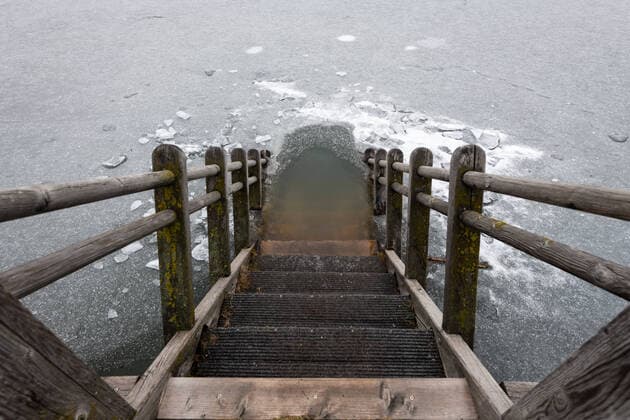 IMAGO Creative: Alternativer Wintersport Wooden stairs leading into a frozen lake (Alte Donau, Vienna Austria)
