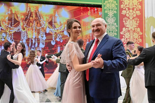 News Bilder des Tages MINSK, BELARUS - DECEMBER 29, 2020: Belarus President Alexander Lukashenko (R) dances with a woman during the New Year s Youth Ball in the Palace of Independence. A total of 314 young people from various Belarusian regions have been invited to the event, namely comprehensive and vocational school pupils, university and college students, Maxim Guchek BelTA TASS  TS0F357D