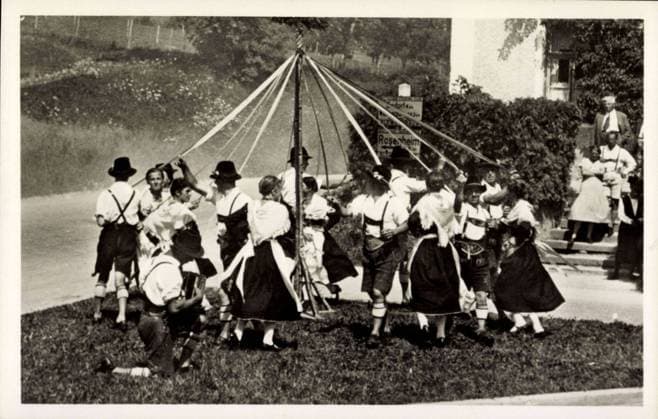 Maibaumtradition in Deutschland - Archivbilder Rimsting Chiemsee, Bandl Tanz der Schuhplattler, Maibaum *** Rimsting Chiemsee, Bandl dance of the Schuhplattler, Maypole