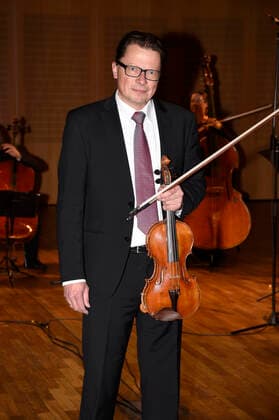Winfried Grabe bei den Streaming-Aufzeichnungen zum Silvesterkonzert vom Ensemble Haar im Bürgersaal. Haar, 29.12.2020