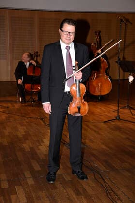Winfried Grabe bei den Streaming-Aufzeichnungen zum Silvesterkonzert vom Ensemble Haar im Bürgersaal. Haar, 29.12.2020