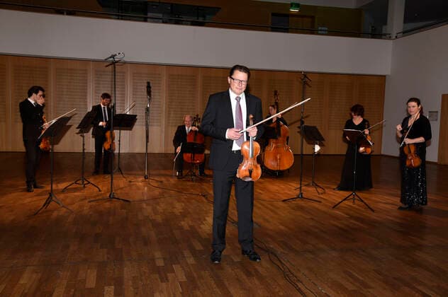Winfried Grabe bei den Streaming-Aufzeichnungen zum Silvesterkonzert vom Ensemble Haar im Bürgersaal. Haar, 29.12.2020
