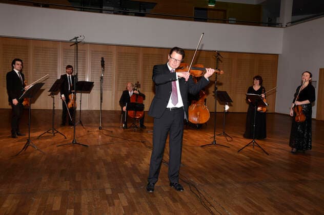 Winfried Grabe bei den Streaming-Aufzeichnungen zum Silvesterkonzert vom Ensemble Haar im Bürgersaal. Haar, 29.12.2020