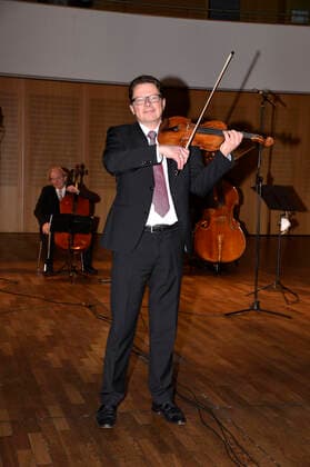 Winfried Grabe bei den Streaming-Aufzeichnungen zum Silvesterkonzert vom Ensemble Haar im Bürgersaal. Haar, 29.12.2020